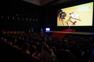 37. TNF - Dzień 6 (1.06.23) - Dzieci w sali kinowej w oczekiwaniu na seans