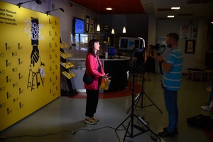 37. TNF - Dzień 6 (1.06.23) - Gośc festiwalowy - aktorka Marta Malikowska przed kamerą Kroniki 37. TNF w hallu Marzenia