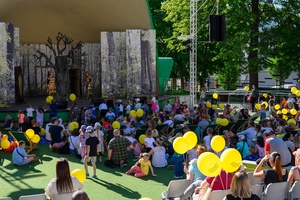 37. TNF - Dzień 6 (1.06.23) - Najmłodsza publiczność z opiekunami w Amfiteatrze podczas spektaklu "Księga lasu"