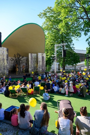 37. TNF - Dzień 6 (1.06.23) - Najmłodsza publiczność z opiekunami w Amfiteatrze podczas spektaklu "Księga lasu"