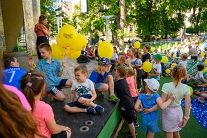 37. TNF - Dzień 6 (1.06.23) - Najmłodsza publiczność z opiekunami w Amfiteatrze w oczekiwaniu na spektakl "Księga lasu"