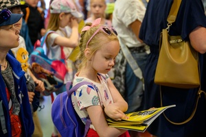 37. TNF - Dzień 6 (1.06.23) - Najmłodsi kinomani w hallu kina Marzenie przed projekcją Filmów Młodego Widza