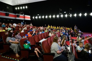 37. TNF - Dzień 6 (1.06.23) - Dzieci w sali kinowej w oczekiwaniu na seans