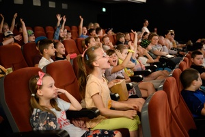 37. TNF - Dzień 6 (1.06.23) - Dzieci w sali kinowej w oczekiwaniu na seans