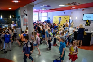 37. TNF - Dzień 6 (1.06.23) - Najmłodsi kinomani w hallu kina Marzenie przed projekcją Filmów Młodego Widza