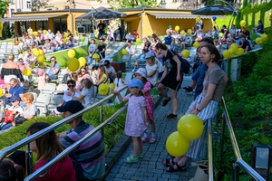 37. TNF - Dzień 6 (1.06.23) - Najmłodsza publiczność z opiekunami w Amfiteatrze w oczekiwaniu na spektakl "Księga lasu"