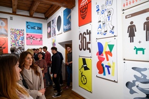 Wystawa: Konfrontacje Plakatu Studenckiego - Publiczność wernisażu w Galerii TCK.