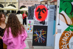 Wystawa: Konfrontacje Plakatu Studenckiego - Plakaty na tarnowskim Rynku oglądane przez publiczność wernisażu.