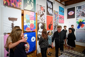 Wystawa: Konfrontacje Plakatu Studenckiego - Publiczność wernisażu w Galerii TCK.