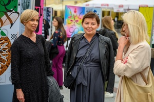 Wystawa: Konfrontacje Plakatu Studenckiego - Pani Agnieszka Kawa zastępca Prezydenta Miasta Tarnowa, Pani Rektor Akademii Tarnowskiej dr hab. Małgorzata Kołpa.