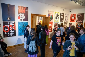 Wystawa: Konfrontacje Plakatu Studenckiego - Publiczność wernisażu w Galerii TCK.