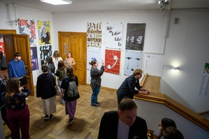 Wystawa: Konfrontacje Plakatu Studenckiego - Publiczność wernisażu w Galerii TCK.