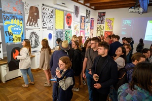 Wystawa: Konfrontacje Plakatu Studenckiego - Publiczność wernisażu w Galerii TCK.
