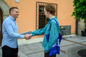 Wystawa: Konfrontacje Plakatu Studenckiego - Kurator wystawy gratuluje laureatowi.