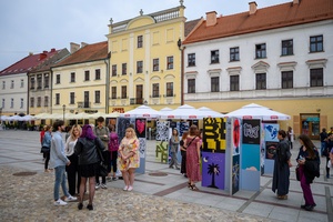 Wystawa: Konfrontacje Plakatu Studenckiego - Plakaty na tarnowskim Rynku oglądane przez publiczność wernisażu.