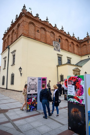 Wystawa: Konfrontacje Plakatu Studenckiego - Plakaty na tarnowskim Rynku oglądane przez publiczność wernisażu.