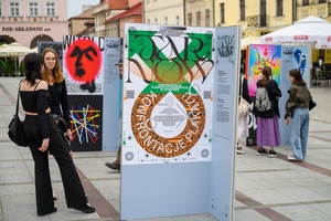 Wystawa: Konfrontacje Plakatu Studenckiego - Plakaty na tarnowskim Rynku.