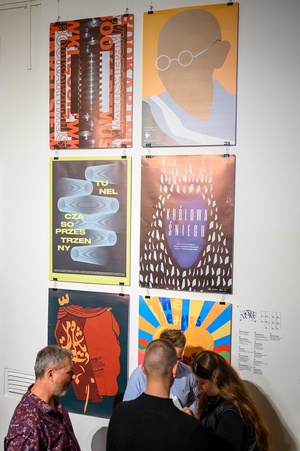 Wystawa: Konfrontacje Plakatu Studenckiego - Publiczność wernisażu w Galerii TCK.