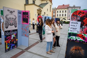 Wystawa: Konfrontacje Plakatu Studenckiego - Plakaty na tarnowskim Rynku oglądane przez publiczność wernisażu.