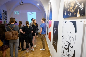 Wystawa: Konfrontacje Plakatu Studenckiego - Publiczność wernisażu w Galerii TCK.