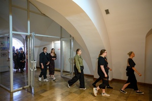 Wystawa: Konfrontacje Plakatu Studenckiego - Publiczność wernisażu wchodząca do Galerii TCK.