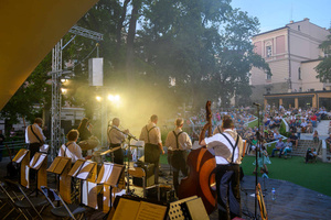 Starówka Jazz Festival - 30.06.2023 - Na scenie koncert zespołu Leliwa Jazz Band & Katarzyna Wnęk.