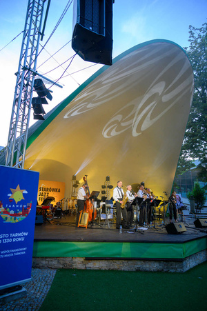 Starówka Jazz Festival - 30.06.2023 - Na scenie koncert zespołu Leliwa Jazz Band & Katarzyna Wnęk.