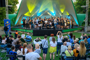 Koncert S.M.Rock - 29.06.2023 - Zdjęcie grupowe wszystkich wykonawców koncertu S.M.Rock wraz z nauczycielami.