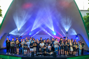 Koncert S.M.Rock - 29.06.2023 - Zdjęcie grupowe wszystkich wykonawców koncertu S.M.Rock wraz z nauczycielami.