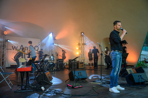 Koncert S.M.Rock - 29.06.2023 - Występ uczniów S.M.Rock. Konferansjer Sebastian Szafarz zapowiada kolejnych wykonawców.