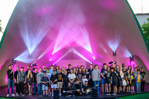 Koncert S.M.Rock - 29.06.2023 - Zdjęcie grupowe wszystkich wykonawców koncertu S.M.Rock wraz z nauczycielami.