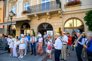 Starówka Jazz Festival - 14.07.2023 - Parada nowoorleańska. Muzycy wraz z publicznością.
