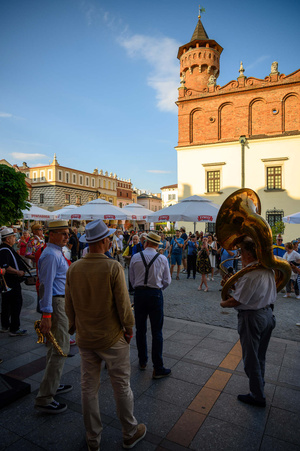 Starówka Jazz Festival - 14.07.2023 - Parada nowoorleańska. Muzycy wraz z publicznością.