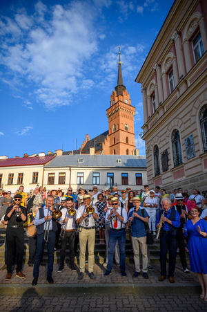 Starówka Jazz Festival - 14.07.2023 - Parada nowoorleańska. Muzycy wraz z publicznością.