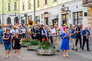 Starówka Jazz Festival - 14.07.2023 - Parada nowoorleańska. Muzycy wraz z publicznością.