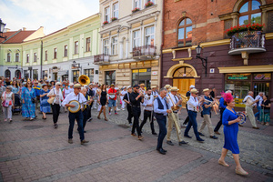 Starówka Jazz Festival - 14.07.2023 - Parada nowoorleańska. Muzycy wraz z publicznością.