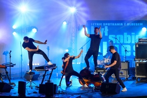 Był Sobie Blues - 4.08.2023 - Na scenie Boogie Boys wykonują swojej popisowe figury z użyciem instrumentów