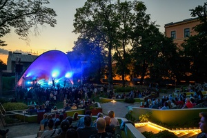 Był Sobie Blues - 11.08.2023 - Na scenie zespół Ørganek, przed sceną i na miejscach siedzących publiczność