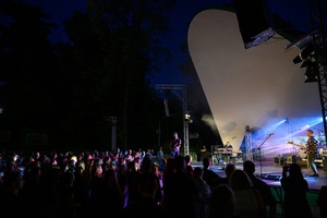 Był Sobie Blues - 11.08.2023 - Publiczność przed sceną na koncercie zespołu Ørganek