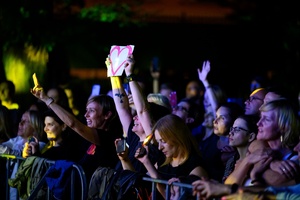 Był Sobie Blues - 11.08.2023 - Publiczność przed sceną na koncercie zespołu Ørganek