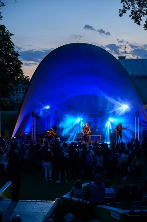 Był Sobie Blues - 11.08.2023 - Na scenie zespół Ørganek, przed sceną publiczność