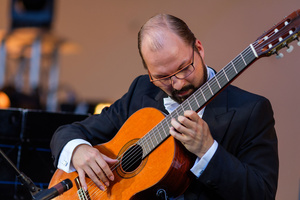 Koncert "Spanish Night" - Polish Art Philharmonic ft. Tomasz Radziszewski - Solista Tomasz Radziszewski podczas koncertu.