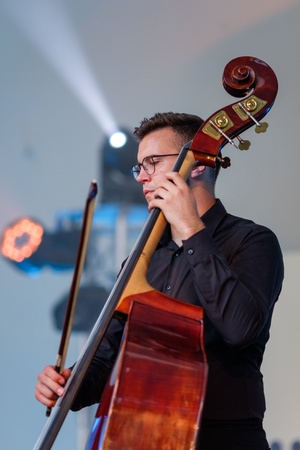 Koncert "Spanish Night" - Polish Art Philharmonic ft. Tomasz Radziszewski - Kontrabasista podczas koncertu.