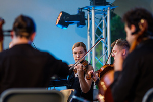 Koncert "Spanish Night" - Polish Art Philharmonic ft. Tomasz Radziszewski - Skrzypaczka podczas koncertu.