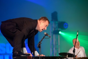 Był Sobie Blues - 18.08.2023 - Na scenie śpiewający pianista Shakin' Dudi wchodzący na swój instrument