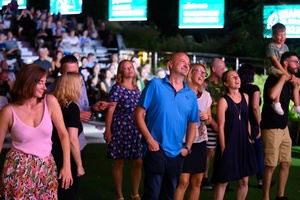 Był Sobie Blues - 18.08.2023 - Tańcząca publiczność przed sceną w rytm przebojów Shakin' Dudi