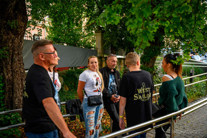 Szanty na Starówce - 26.08.2023 - Zespół west Sailors w oczekiwaniu na występ.