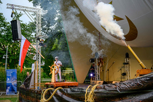 Szanty na Starówce - 26.08.2023 - Rozpoczęcie drugiego spotkania z szantami. Wystrzał z armaty.