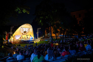 Szanty na Starówce - 26.08.2023 - Publiczność podczas koncertu "Szanty na Starówce", w tle scena.