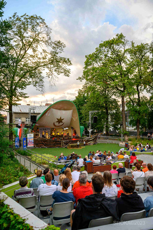 Szanty na Starówce - 26.08.2023 - Publiczność podczas koncertu "Szanty na Starówce", w tle scena.